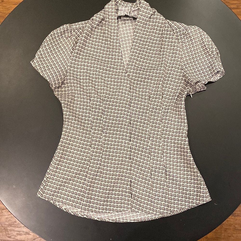 Express black/white blouse geo pattern. Side zipper. Size: Medium